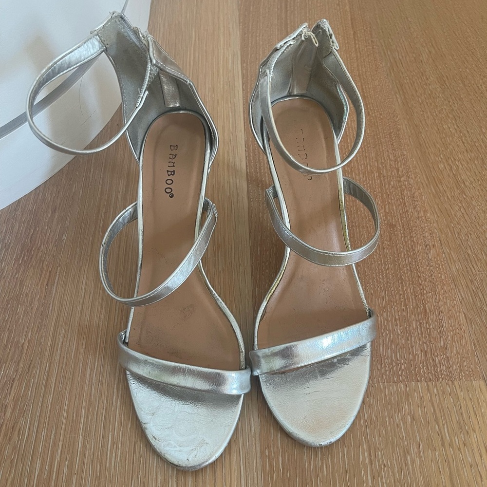 Silver strappy heel sandals #glamour